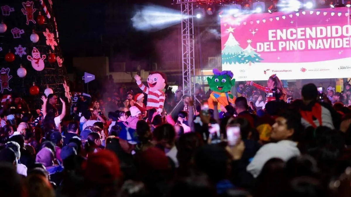 Encienden árbol navideño en Nuevo Laredo