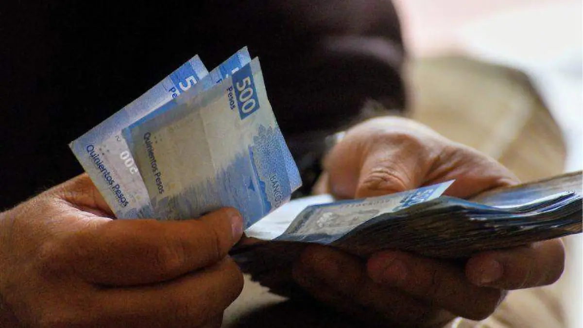 Dólar se recupera y alcanza los 17.60 pesos, ¿cómo afecta a la economía? 