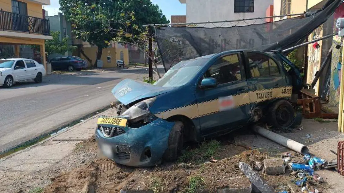 Tráiler doble remolque aplasta vehículo y tumba postes en fraccionamientos de Altamira