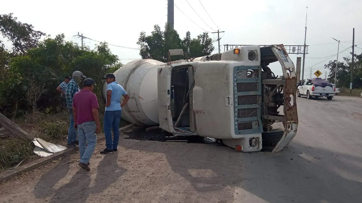 Volcadura de revolvedora de cemento en la carretera Pánuco-Tempoal 