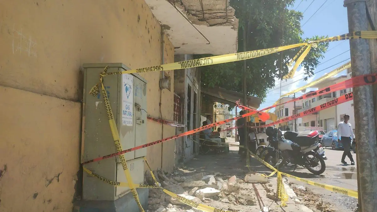 Se desploma marquesina en la colonia Cascajal 