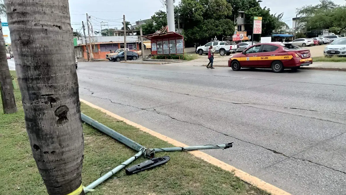 Cae poste de alumbrado público a taxi1