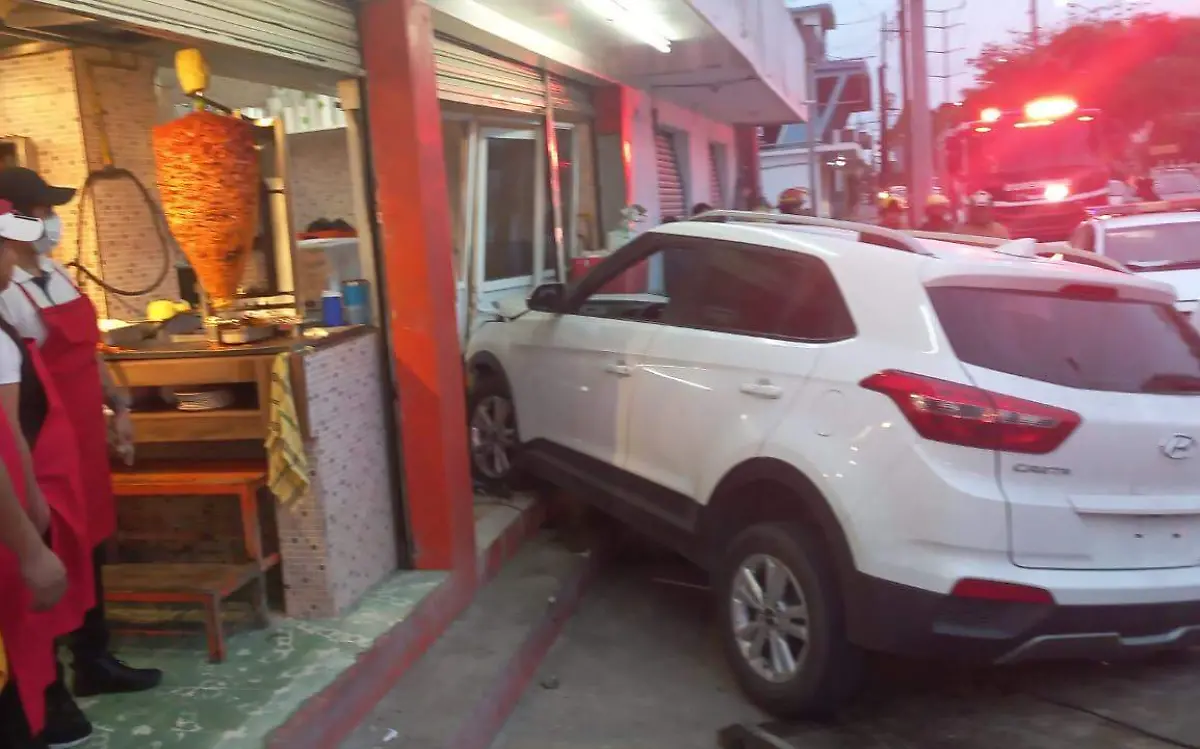 ¡No tenía autoservicio! Se mete con todo y camioneta a taquería