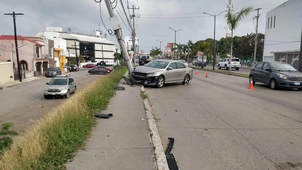 Conductor se impacta contra un poste en la avenida Universidad 