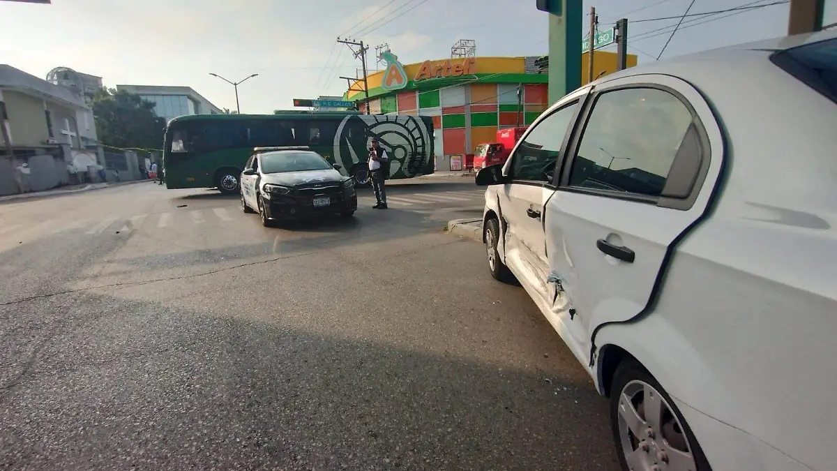 Se registran 2 choques la mañana de este lunes, en uno hubo cierre de vialidad