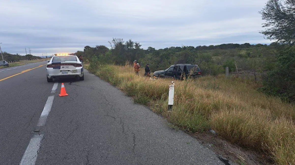 Familia de cinco integrantes sufren volcadura en carretera de Tamaulipas