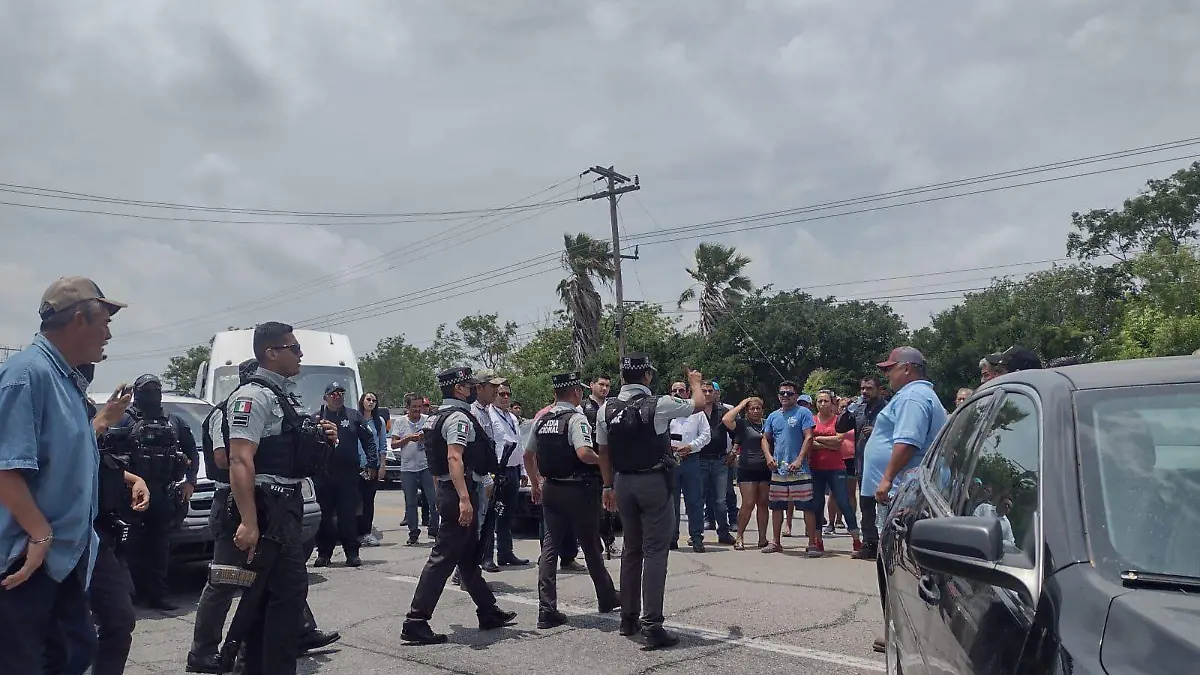 Padres bloquen carretera de Tamaulipas en busca sus hijos, aseguran que Guardia Nacional se los llevó