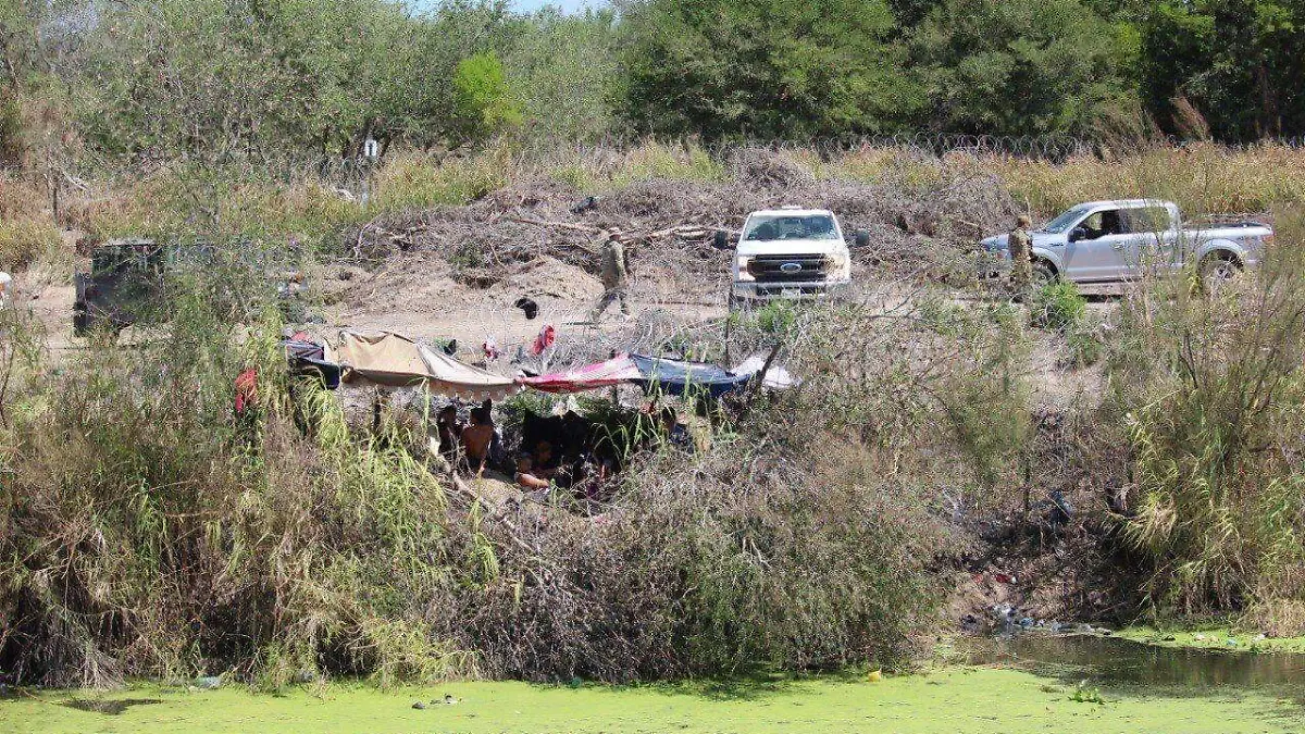 Familia pasa 26 horas en alambrada de púas en Estados Unidosass
