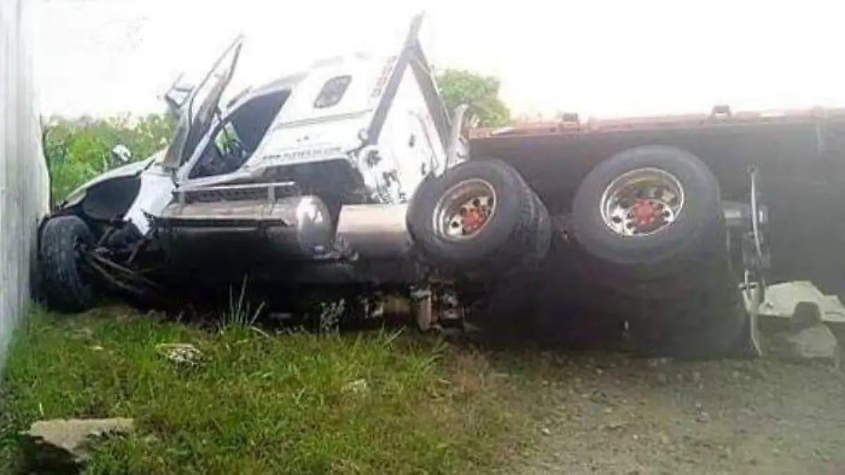 Tráiler cae de un paso a desnivel en la autopista Tampico-Tuxpan