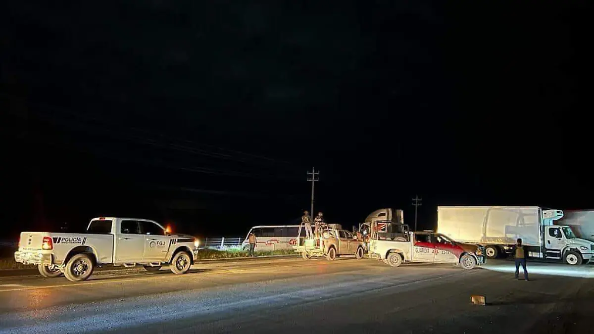 Bloquean carretera con camión de pasajeros en Tamaulipas