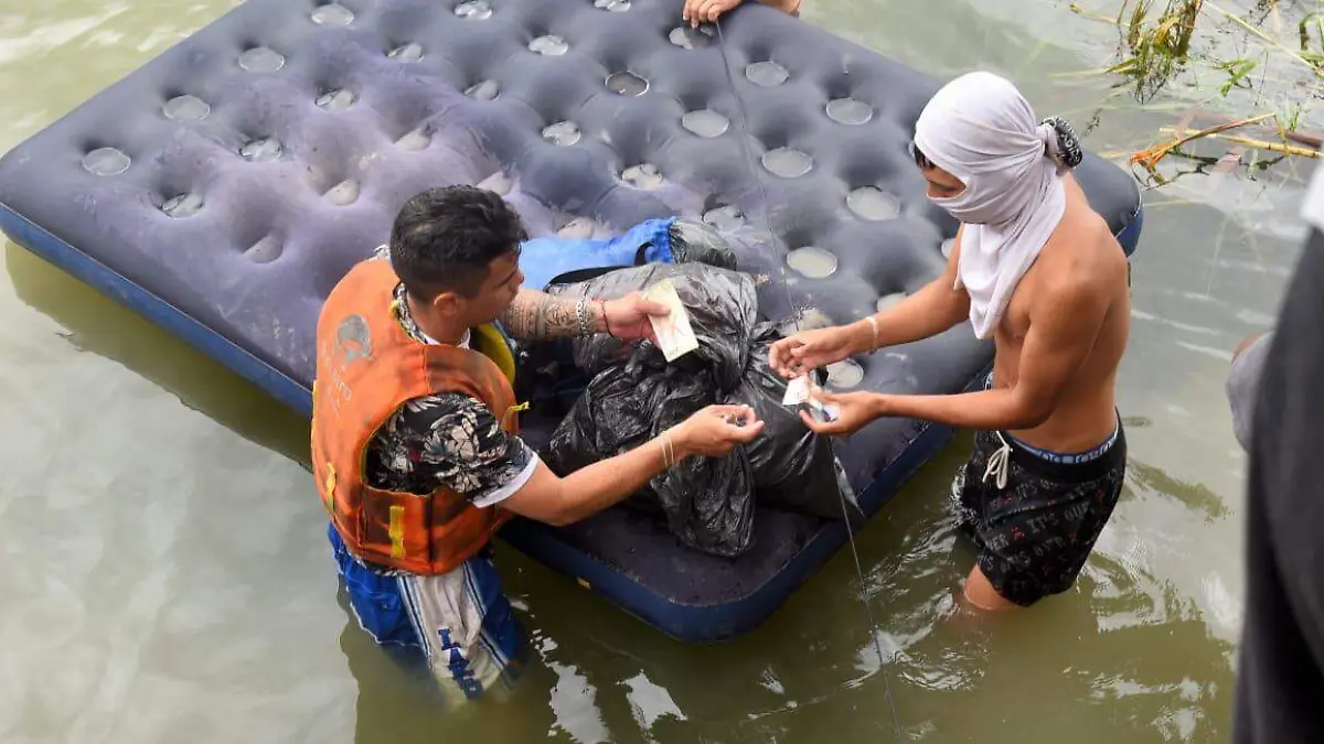 Hacen negocios con los migrantes, cobran 200 pesos por cruzar el Río Bravo