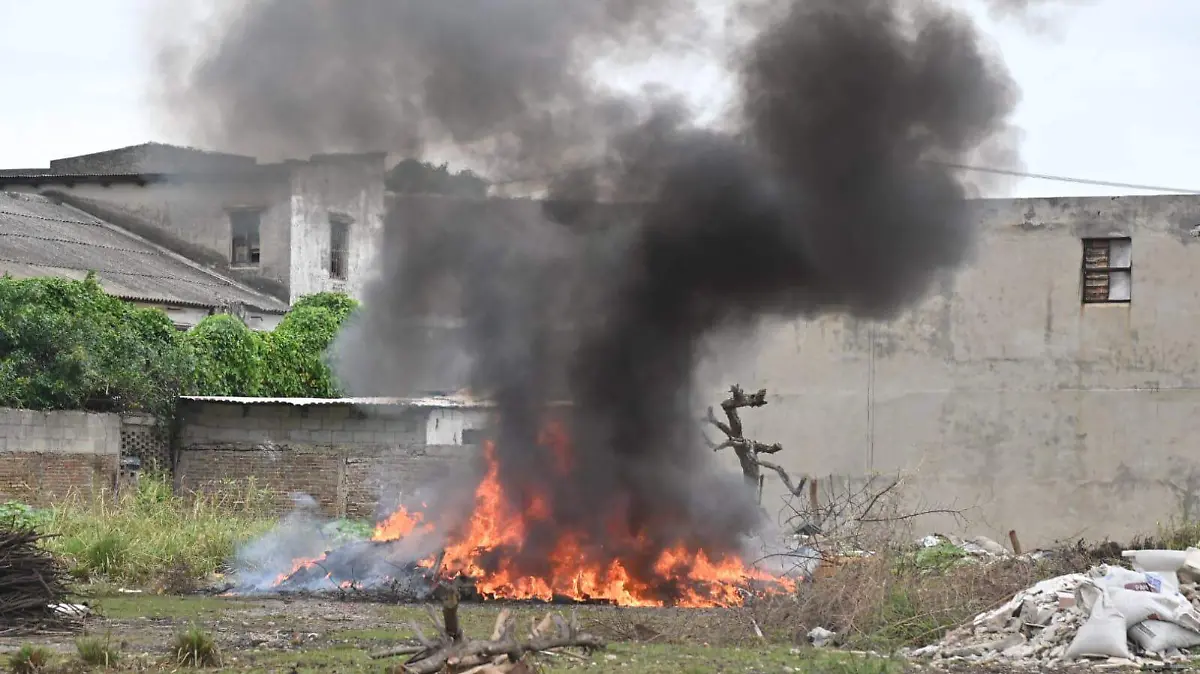 Se registra incendio en basurero clandestino de Tampico