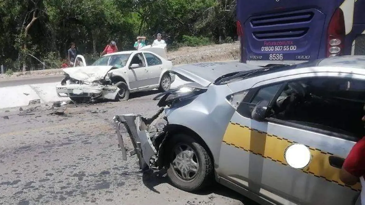 Accidente vial en tramo carretero deja lesionados en Tampico Alto 