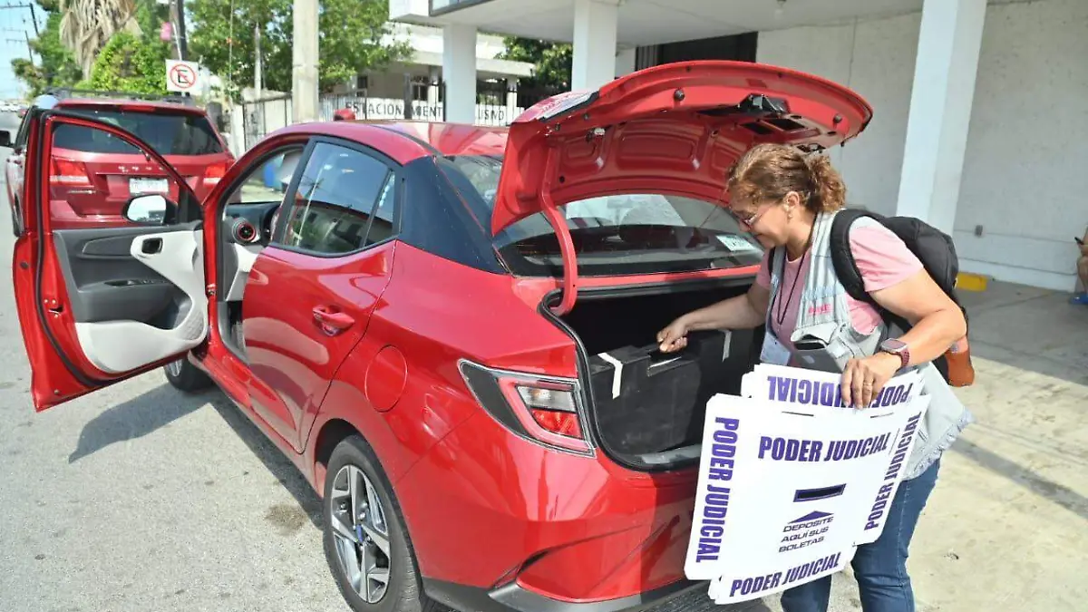 Los paquetes electorales para el Poder Judicial incluyen boletas, actas, urnas, tinta indeleble, mamparas, materiales de apoyo y documentación complementaria