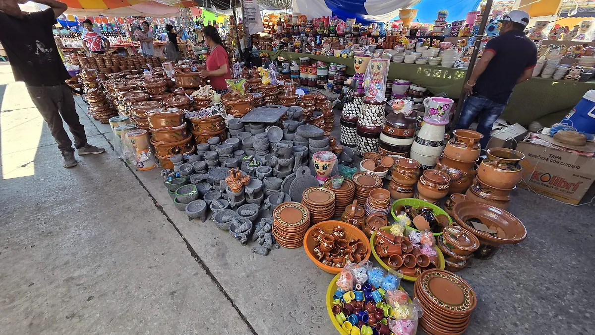 Entre los productos más buscados están los jarros, cazuelas, comales, molcajetes y figuras decorativas