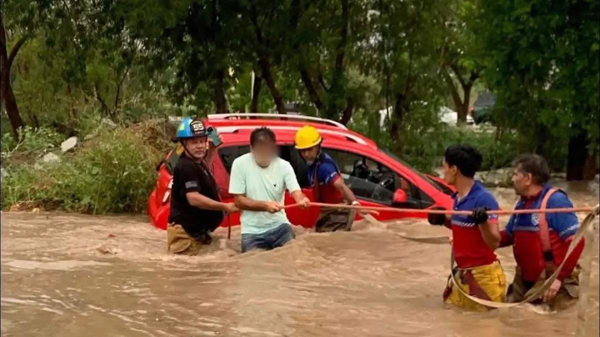 Tormentas azotan Tamaulipas: rescates en Ciudad Victoria y caos vial en Matamoros