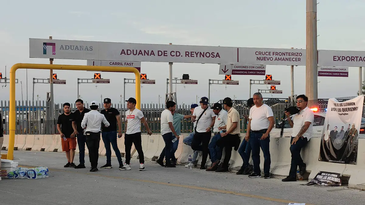 Por segundo día, bloquean cruce Reynosa-Pharr para exigir localizar con vida a músicos de Grupo Fugitivo