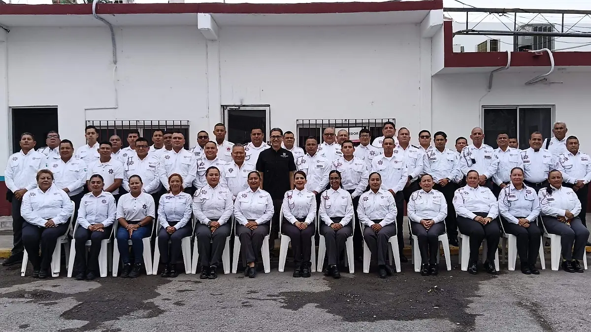 El alcalde Erasmo González Robledo con los elementos de Tránsito que recibirán capacitación