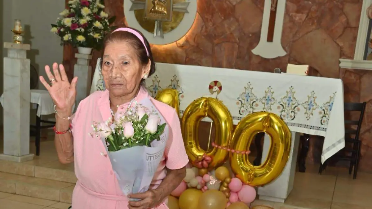 Celebran 100 años de vida de Toñita Castillo en el Asilo San Vicente de Paul