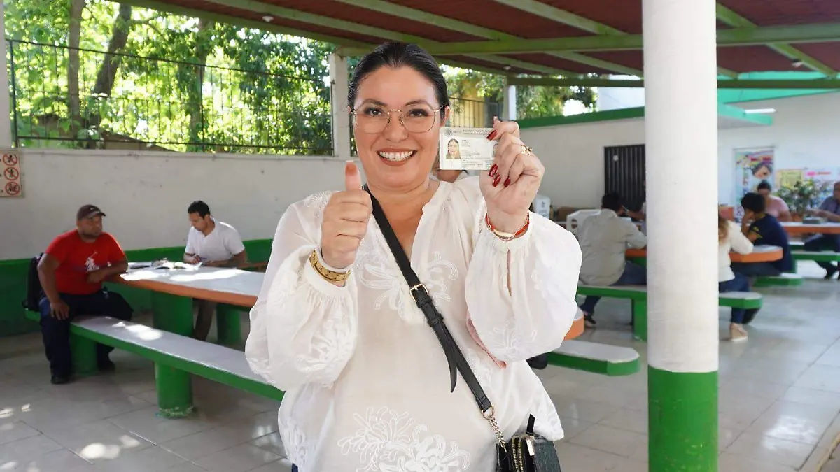 La candidata Mayra Anel Delgado Castillo ejerce su voto