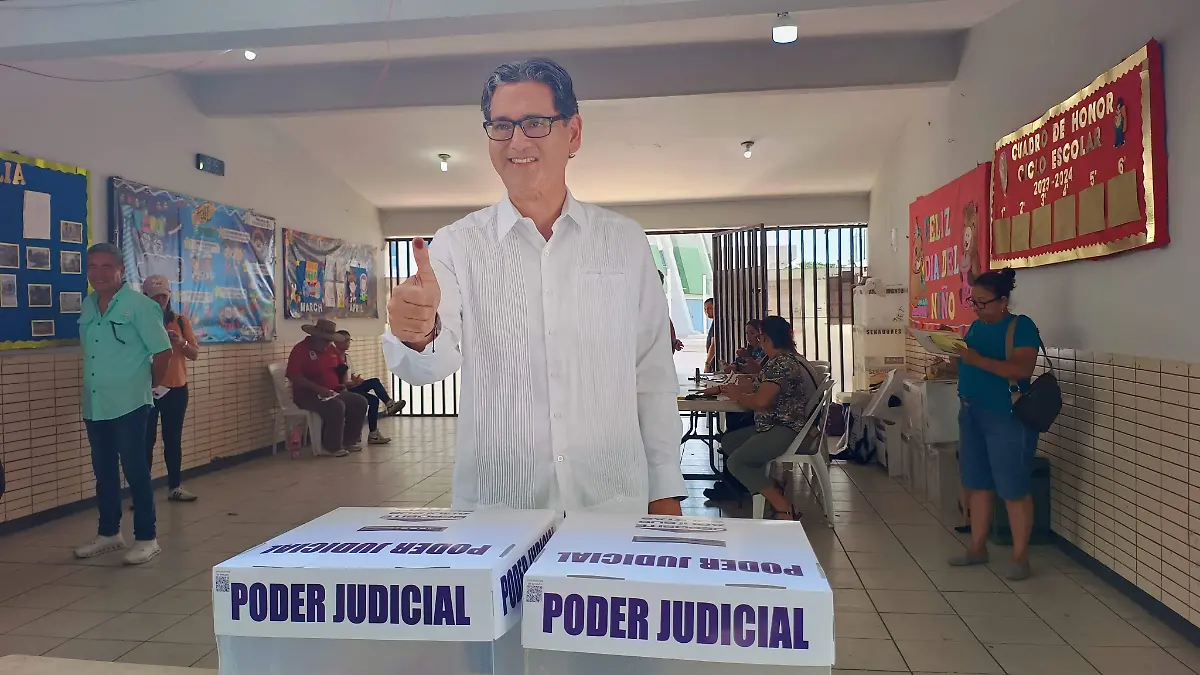Erasmo González, alcalde de Ciudad Madero, acude a votar en la elección del Poder Judicial