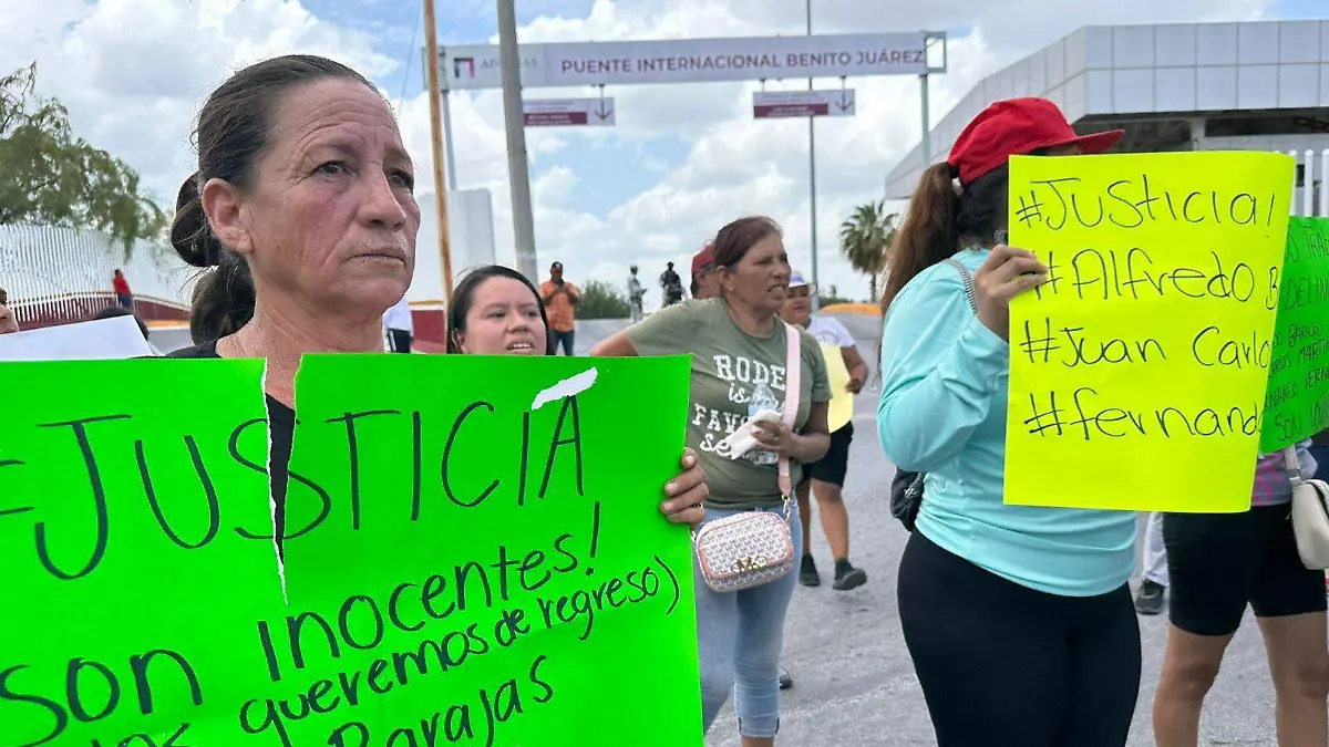 Se manifiestan en la frontera familiares de detenidos en el caso de Grupo Fugitivo