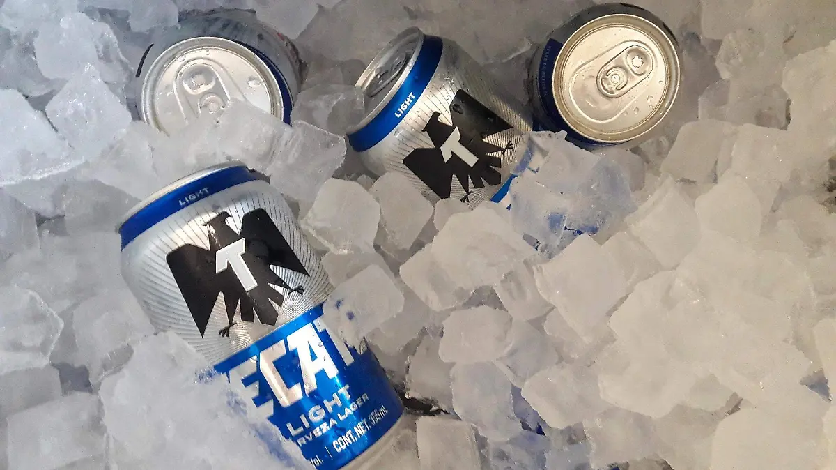 El vehículo transportaba cientos de cajas de cerveza Tecate en presentación de latas y botellas