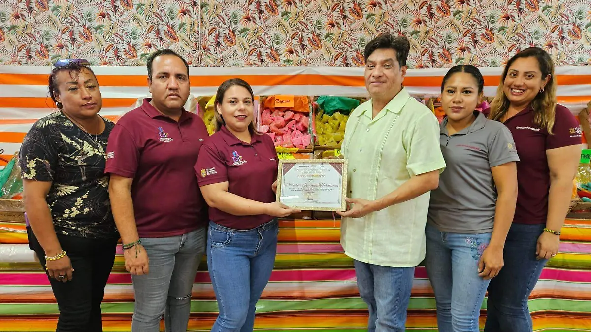 Recibió Daniel Jiménez el reconocimiento por 71 años de participación en las Fiestas Patronales de Tampico Alto