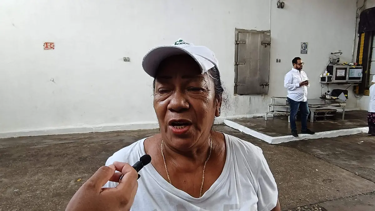 Ana Francisca Pérez Ruiz se dedica al oficio de despicadora de camarón desde los 18 años, actualmente tiene 52 años