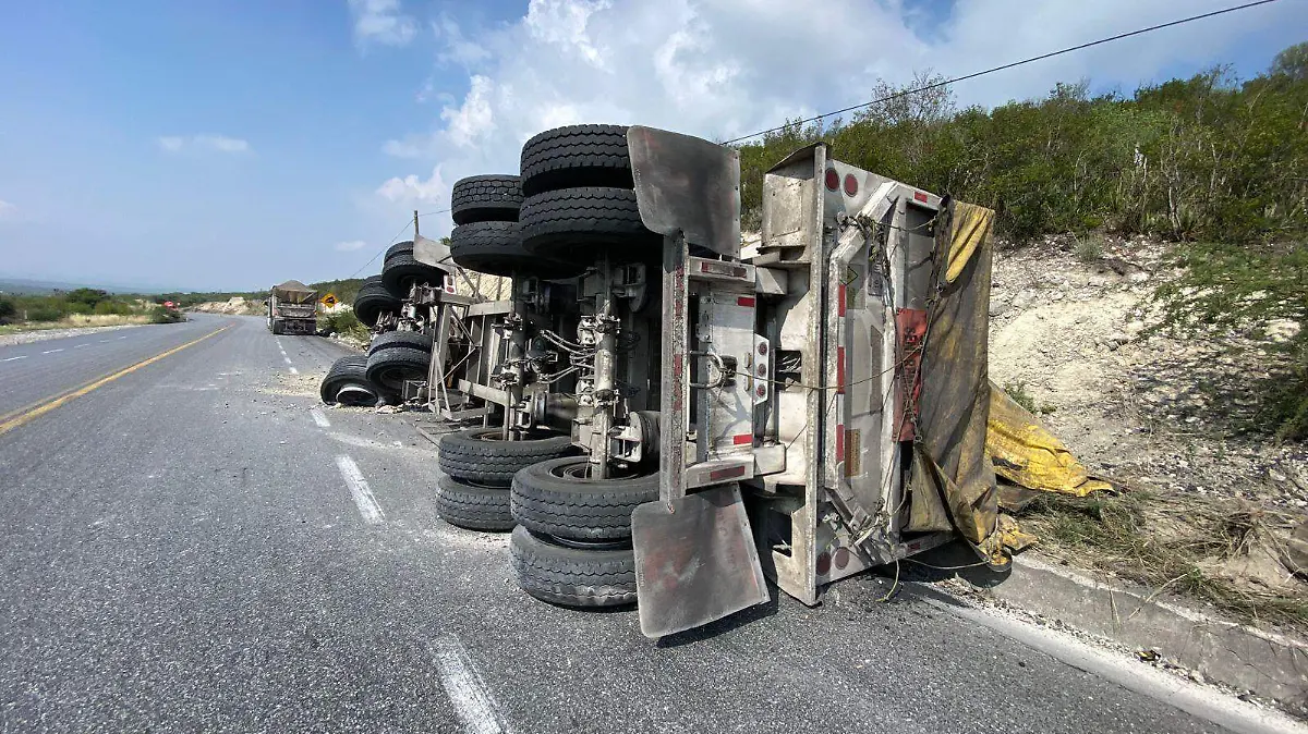 TRACTOCAMION TERMINA VOLCADO