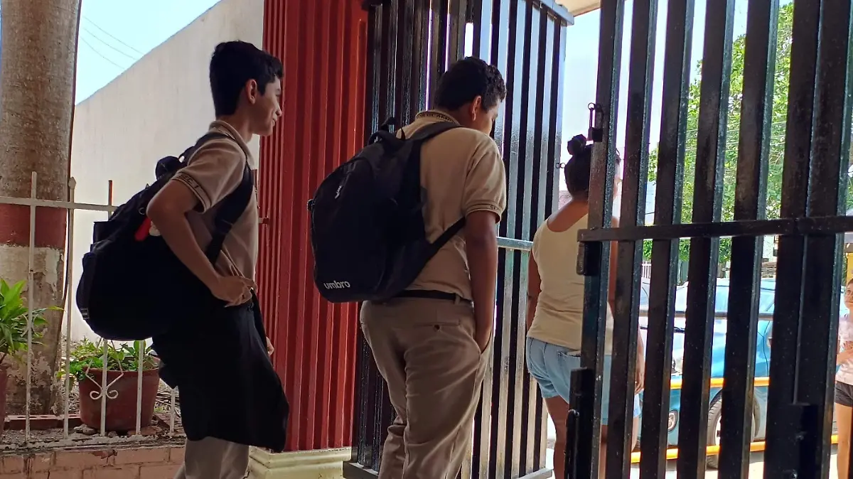 Debido al intenso calor en la Escuela Secundaria Técnica No. 7 de Ciudad Madero se trabaja de manera híbrida