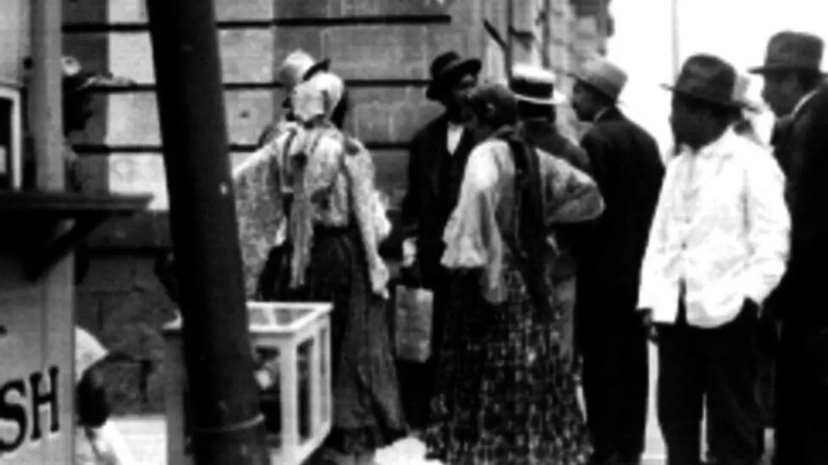 Las mujeres iban por las calles de la ciudad leyendo la suerte. Colección Alfredo Aguayo