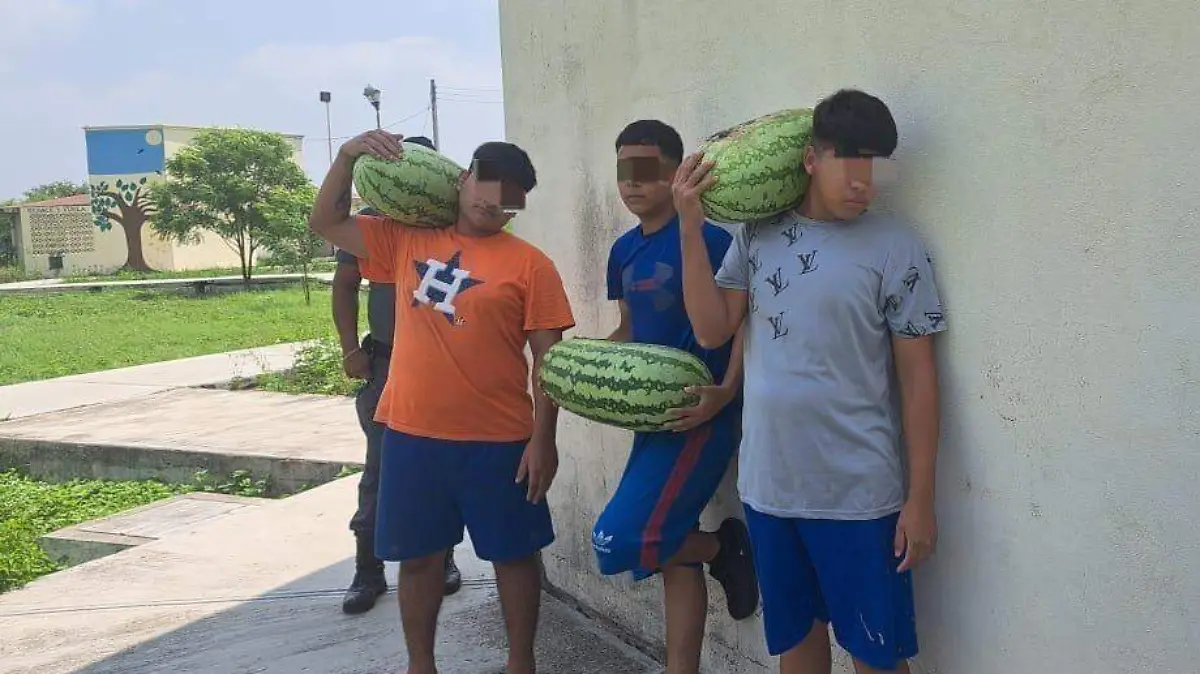 Adolescentes del CEMA cultivan sandías como parte de su reintegración social