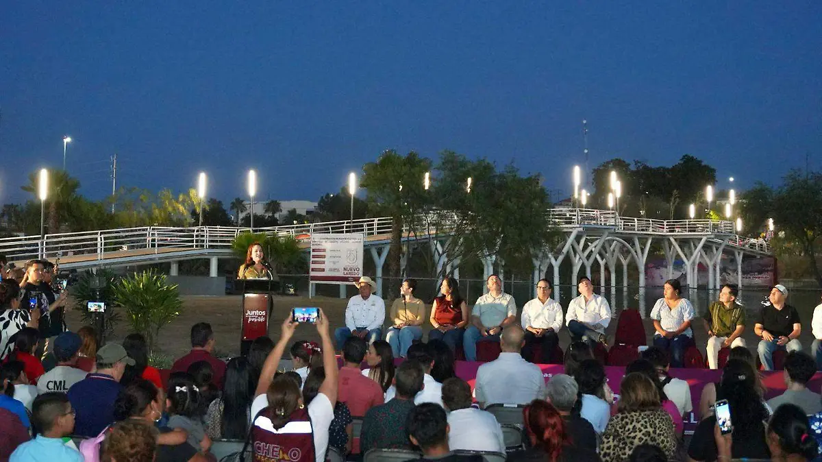 La presidenta municipal Carmen Lilia Canturosas corta el listón del Puente Panorámico, acompañada de familias neolaredenses 