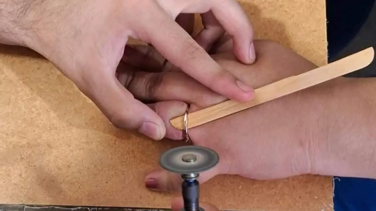 Con mucha paciencia los Bomberos realizaron el trabajo, dijeron que es la primera vez que atienden "dedos enamorados"