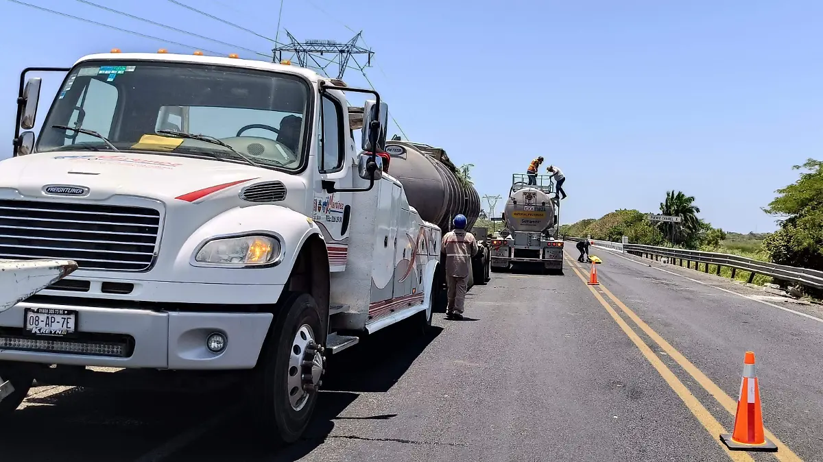 Caos vial en Libramiento Poniente de Tampico por retiro de combustible de unidad accidentada