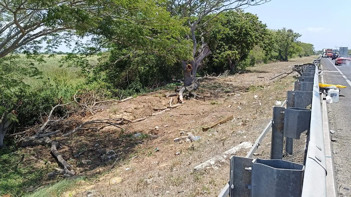 El lugar del accidente en donde permaneció el carro tanque, sobre el Libramiento Poniente de Tampico