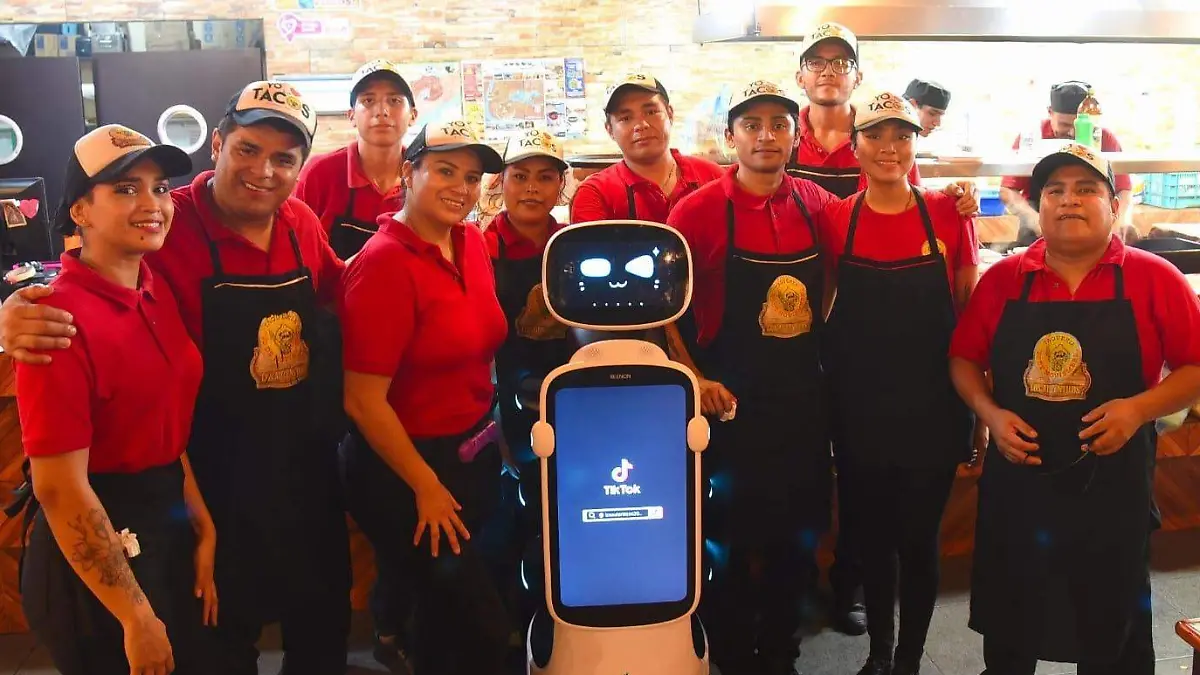 MESEROS TIENEN UN NUEVO COMPAÑERO ROBOT