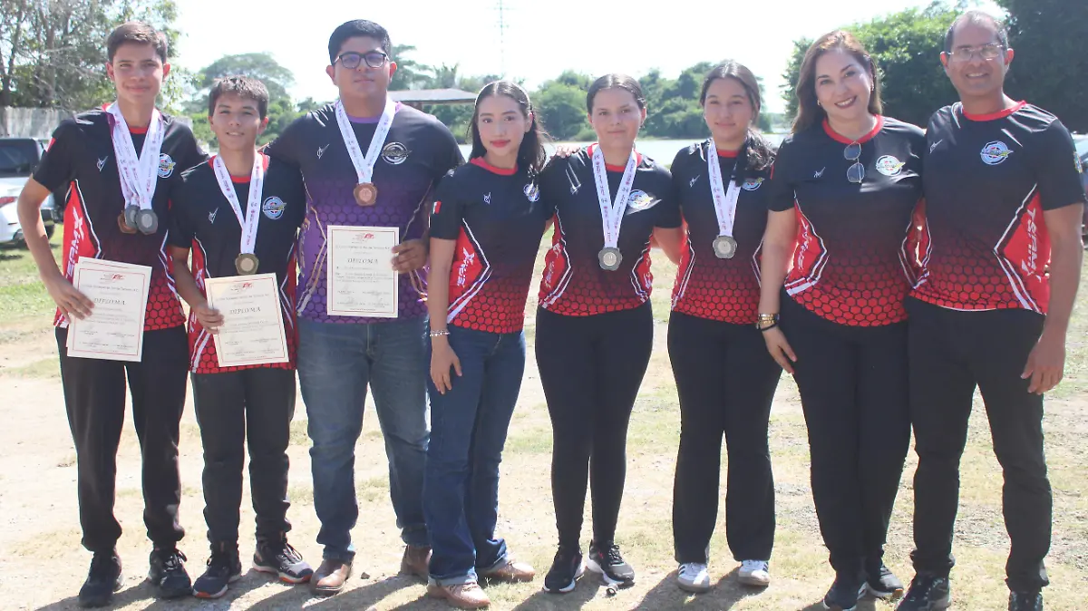 Atletas de la zona que destacaron en la disciplina de Tiro con Arco dentro de la Olimpiada Nacional CONADE junto a sus entrenadores