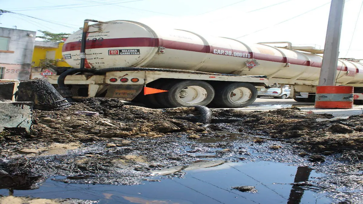 Villas del Sol y otras zonas de Altamira afectadas por fugas de crudo; Pemex ya trabaja en reparaciones