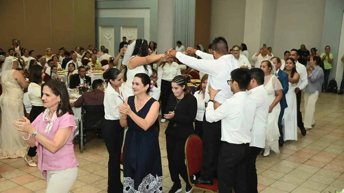 La alcaldesa Mónica Villarreal disfrutó junto a los recién casados la tradicional "Víbora de la Mar"