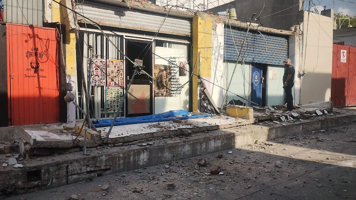 Lluvias causan caída de marquesina en la calle Sor Juana Inés de la Cruz, Tampico