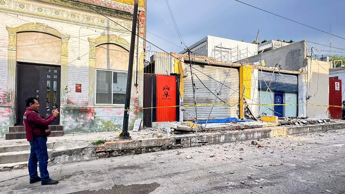 Impactante desplome de marquesina en pleno centro de Tampico por las lluvias recientes