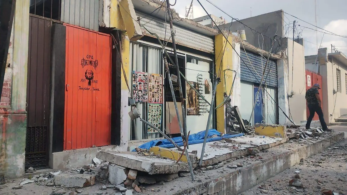 Lluvias provocan daños en instalaciones eléctricas tras desplome de marquesina en Tampico