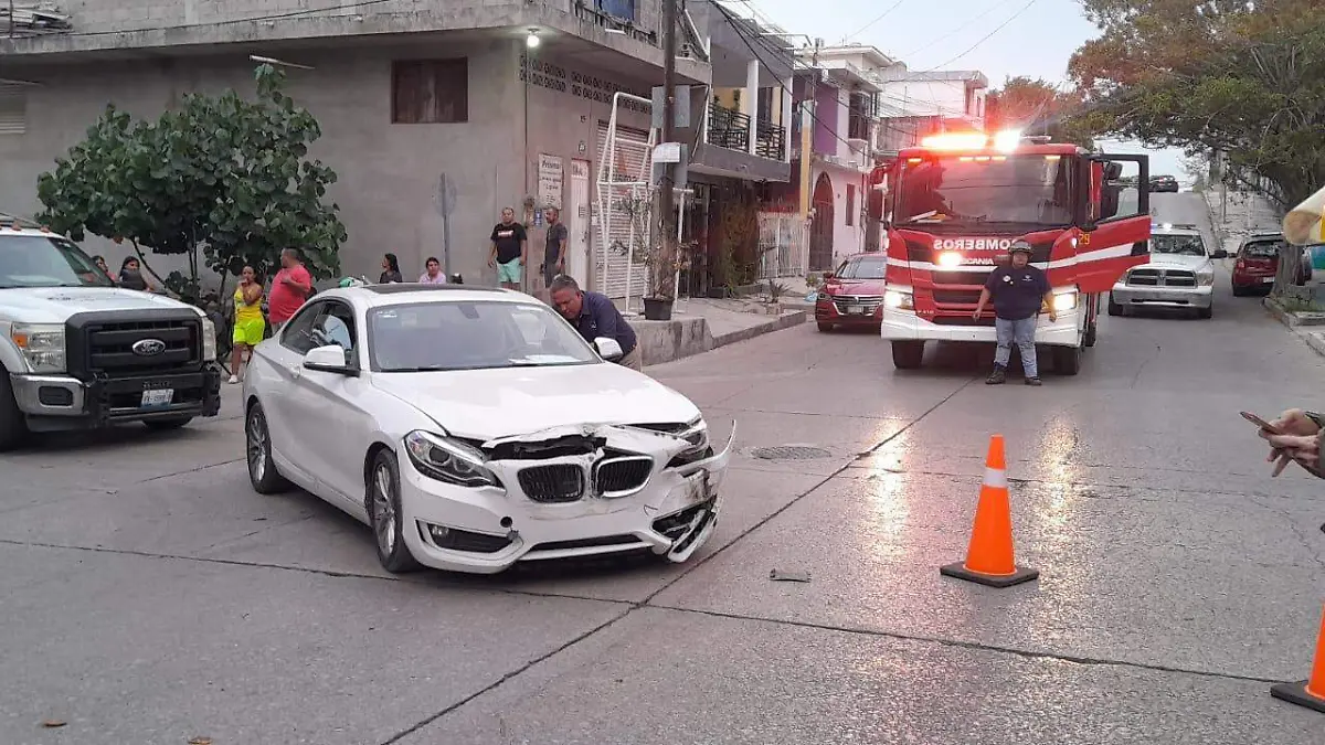 La conductora y los pasajeros del vehículo particular rechazaron ser atendidos por elementos de la Cruz Roja