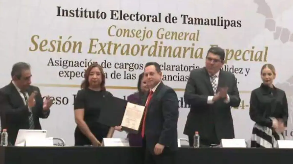 En una sesión extraordinaria se entregaron las constancias a los magistrados