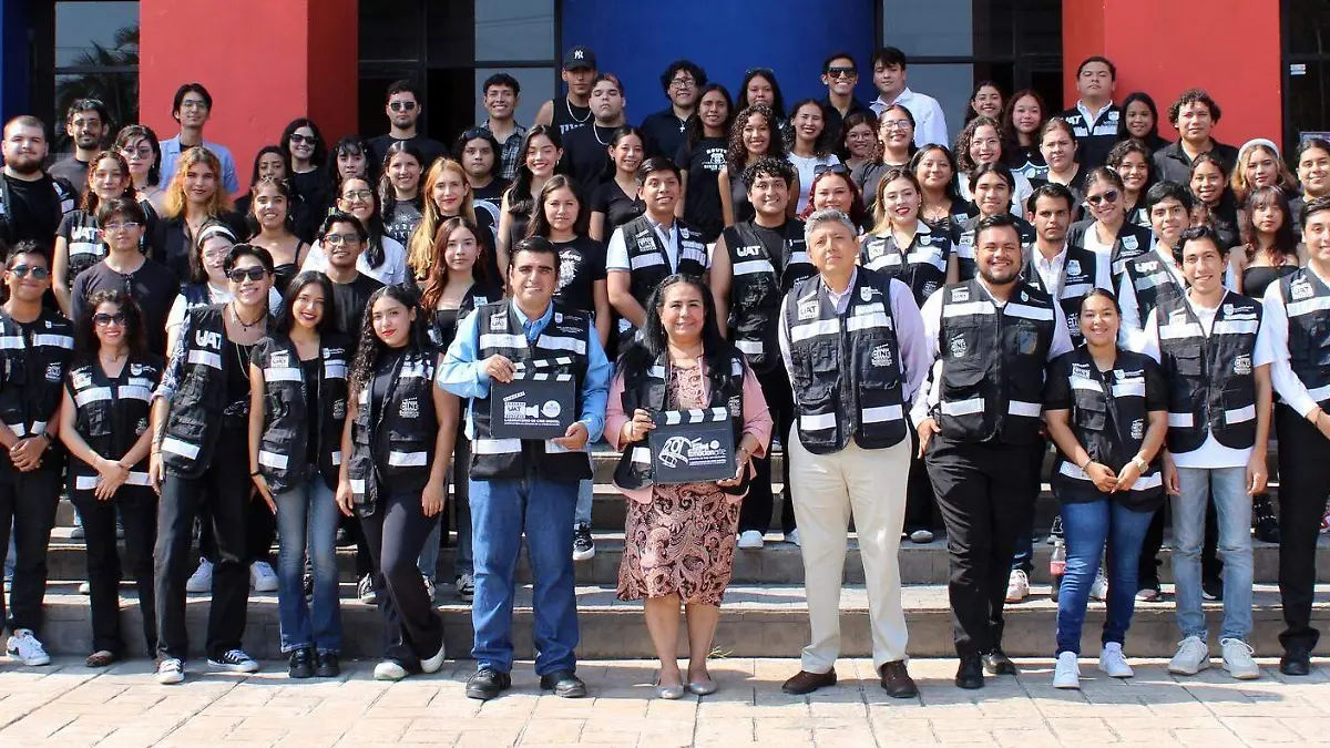 5.-foto directora y alumos labcine fadycs