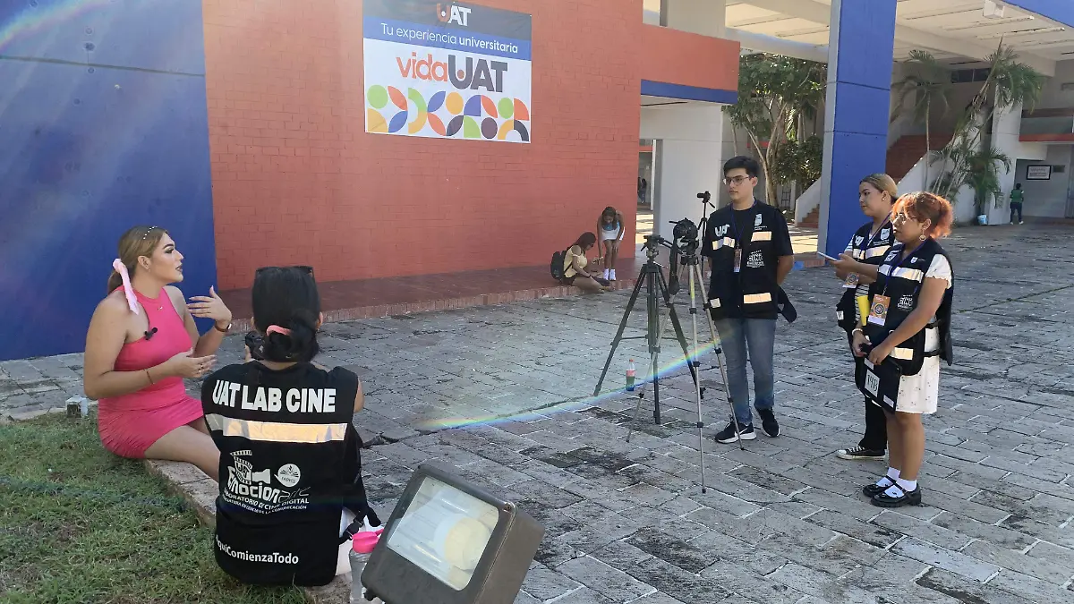 Los estudiantes del Laboratorio producen sus obras audiovisuales tanto dentro como fuera de las instalaciones de la UAT