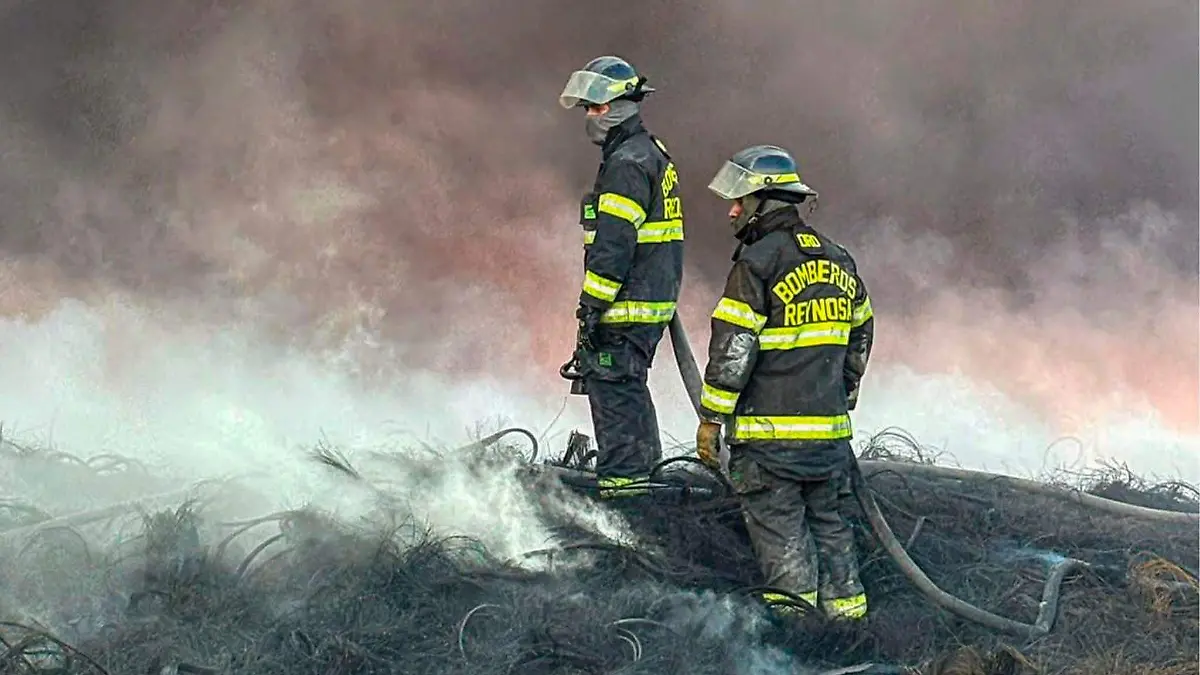 Las fuertes rafágas de viento complica el trabajo del Cuerpo de Bomberos de Reynosa por mitigar las llamas 