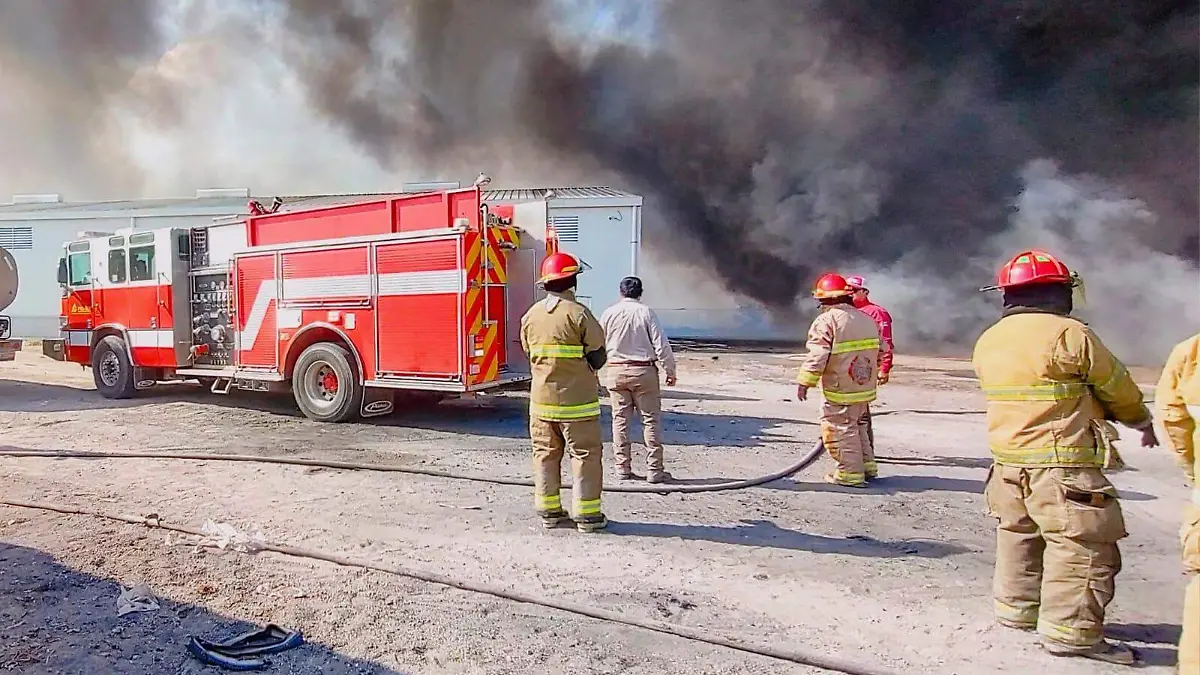 Los Bomberos de Reynosa intentan evitar que el fuego se propague para evitar el potencial de contaminar el suelo y los cuerpos de agua cercanos